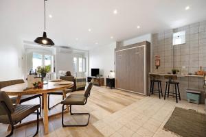 a kitchen and living room with a table and chairs at Villa Xique 11 in Monchique
