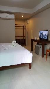 Tempat tidur dalam kamar di Yellow House Rayong