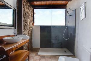 a bathroom with a shower and a sink at Estudio Pu in La Vegueta