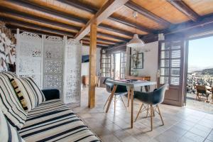 a living room with a couch and a table with chairs at Estudio Pu in La Vegueta