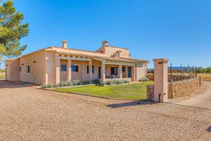a large house with a stone driveway at Sa Vinya Jove in Biniali