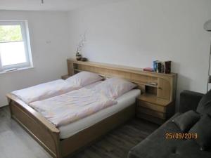 Säng eller sängar i ett rum på Ferienhaus Eichenauer