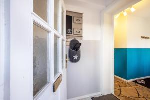 a hallway with a window and a hat on the wall at Ferienhaus Sandstrand in Timmendorfer Strand +28 photos