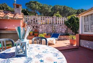 a patio with a table and chairs and a fence at Appartamento Anita in Capoliveri