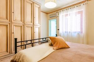 a bedroom with a bed and a window at Appartamento Anita in Capoliveri