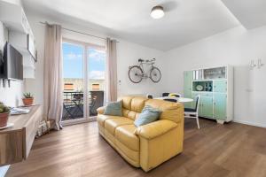 a living room with a yellow couch and a table at 4 Seasons Apartment in Guspini