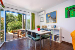 a dining room with a table and chairs at Casa Arts 50 in Campos