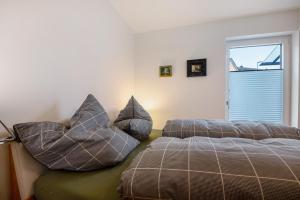 a bedroom with two pillows on a bed at Ferienwohnung an der Gustavsburg in Homburg