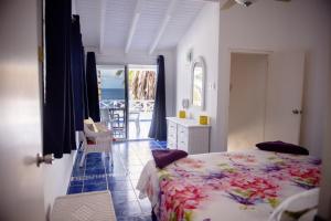 Una cama o camas en una habitación de Marazul Dive Resort 37 fotos más