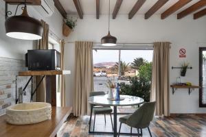 a kitchen and dining room with a table and chairs at Guenia ll in El Mojón