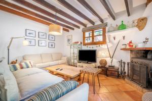 a living room with a couch and a table at Casa Caimari in Caimari