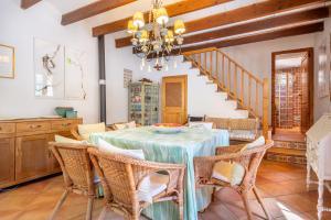 a dining room with a table and wicker chairs at Casa Caimari in Caimari