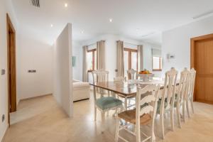 a kitchen and dining room with a table and chairs at Es Campanar in Santanyi