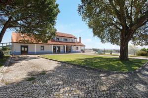 a house with a tree and a driveway at Melquites Country House in Barrantes