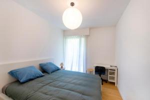 a bedroom with a large bed and a window at Villa Piscine Entre Lac et Océan in Soorts-Hossegor