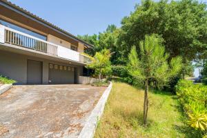 a driveway in front of a house at Villa Piscine Entre Lac et Océan in Soorts-Hossegor