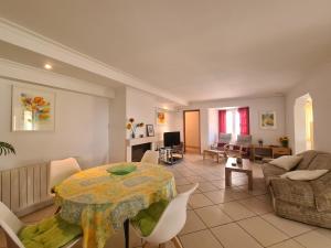a living room with a table and a couch at Casa tranquila torrox in Cómpeta