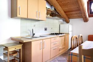 a kitchen with a sink and a refrigerator at Anemone Tano di Grich in Cesani