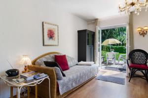 a living room with a couch and a table at Ferienwohnung Zizi in Stockach