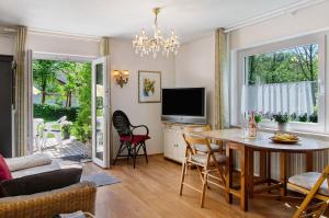 a living room with a table and a television at Ferienwohnung Zizi in Stockach
