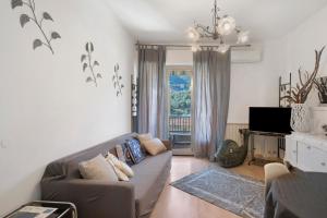 a living room with a couch and a window at Alassio Mare E Non Solo 2 in Alassio