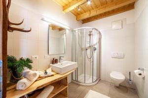 a bathroom with a shower sink and a toilet at Steinbach Loft in Ultimo +23 photos