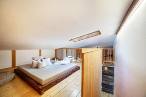 a bedroom with a bed in a room at Steinbach Loft in Ultimo