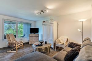 a living room with a couch and a tv at Ferienwohnung Eulennest in Schramberg
