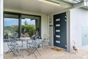 a patio with a table and chairs on a porch at Ferienwohnung Eulennest in Schramberg