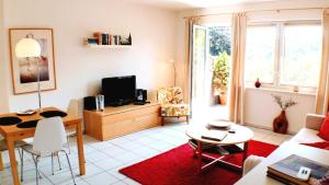 a living room with a couch and a table at Solveigs Ferienwohnung in Bad Münstereifel