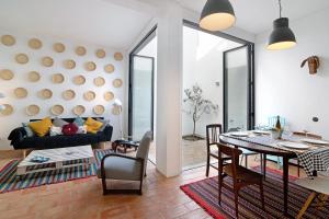 a living room with a table and a dining room at Casa Loulé in Loulé