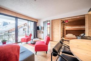 ein Wohnzimmer mit roten Stühlen und einem Tisch in der Unterkunft Erin Roca immmobilier chatel boude in Châtel