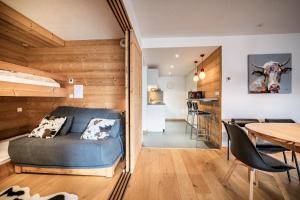 ein Zimmer mit einem Bett und ein Esszimmer mit einem Tisch in der Unterkunft Erin Roca immmobilier chatel boude in Châtel + 16 Fotos