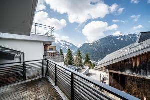 ein Balkon eines Gebäudes mit Blick auf die Berge in der Unterkunft Erin Roca immmobilier chatel boude in Châtel