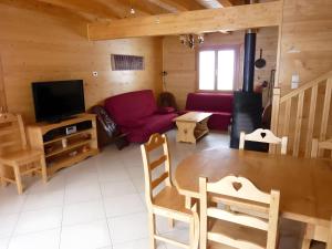 a living room with a couch and a table at Deux grands chalets communicants in Les Orres