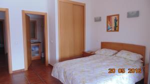 Un dormitorio con una cama y un televisor. en Landeiro MarinaPark Apartment, en Lagos 13 fotos más