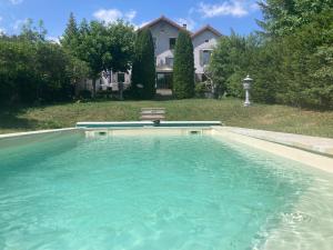 a large pool of water in front of a house at Le Kiosque de Compostelle in Espaly-Saint-Marcel
