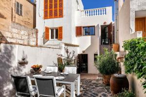 a patio with a table and chairs in front of a building at Casa Maria Angela in Artá