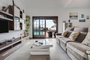 a living room with a couch and a table at Villa Kodotoma in Yaiza