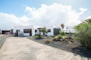 a house with a courtyard in front of it at Villa Kodotoma in Yaiza