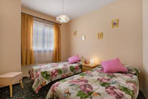 a bedroom with two beds and a window at Casa Fefa in Candelaria
