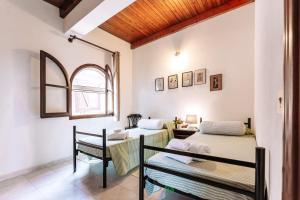a room with two beds and a table and a window at Soberania in Pula