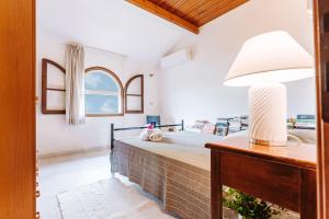 a bedroom with a bed and a window at Soberania in Pula