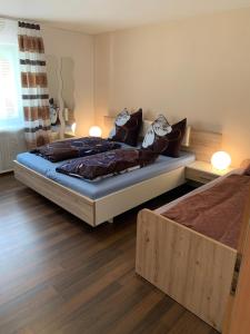 a bedroom with two beds and a window at Ferienwohnung Ödbach mit Terrasse in Konzell