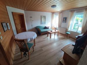 a living room with a table and a couch at Ferienwohnung Haarkotten in Steinfurt