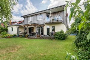 a house with a large yard in front of it at Ferienwohnung am Rande Neumünsters in Neumünster