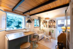 a tiny house with a kitchen and a living room at Une escale sur l'océan in Ciboure +12 photos