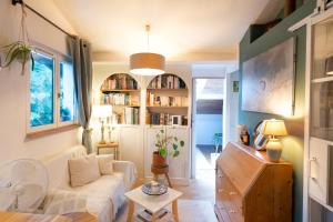 a living room with a couch and a table at Une escale sur l'océan in Ciboure