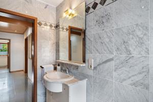 a bathroom with a sink and a mirror at Ferienwohnung Serr in Lauf +26 photos