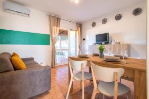 a living room with a table and a couch at Appartamento Cerri in Badesi